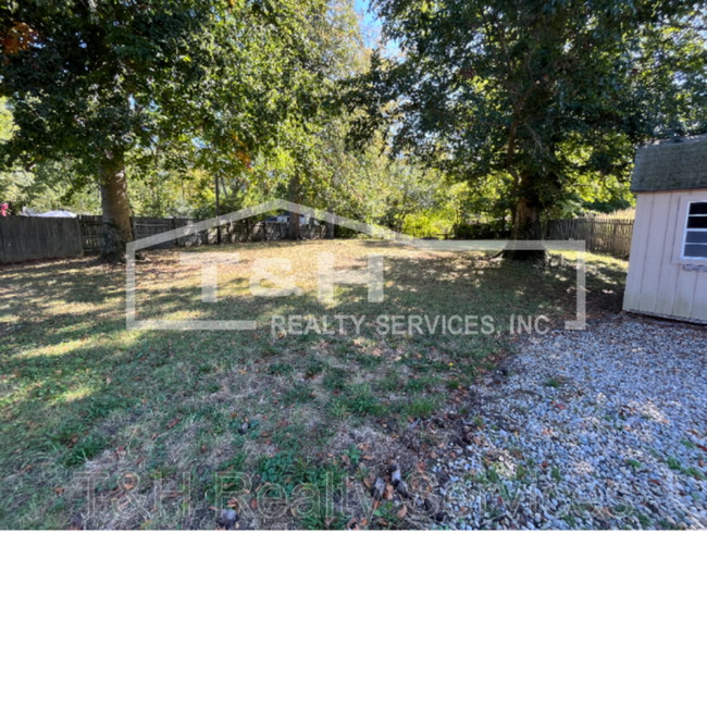 Building Photo - 9627 E 10th St