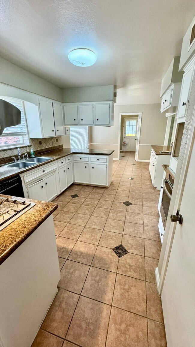 Building Photo - 2607 Bermuda Dunes Dr