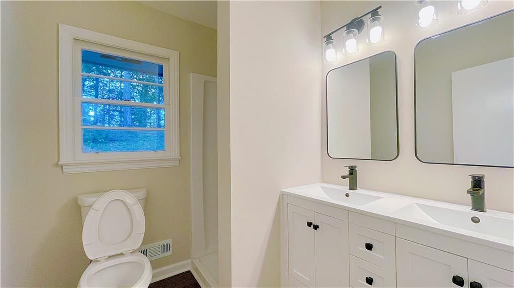 Building Photo - 2744 Fairlane Dr SE