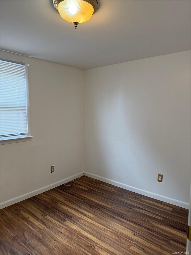 Building Photo - 13 Cedarwood Dr