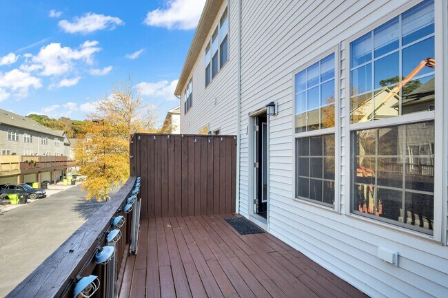 Building Photo - Spacious 3 Bedroom 3.5 Bathroom Townhome in Newport News
