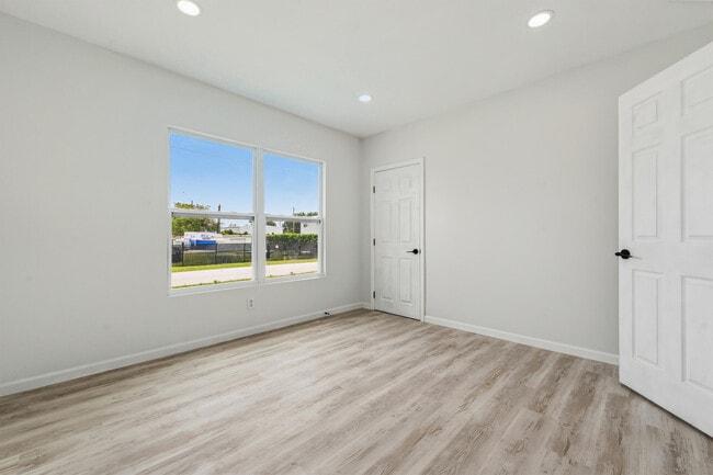 Building Photo - 1566 NW 9th Ave
