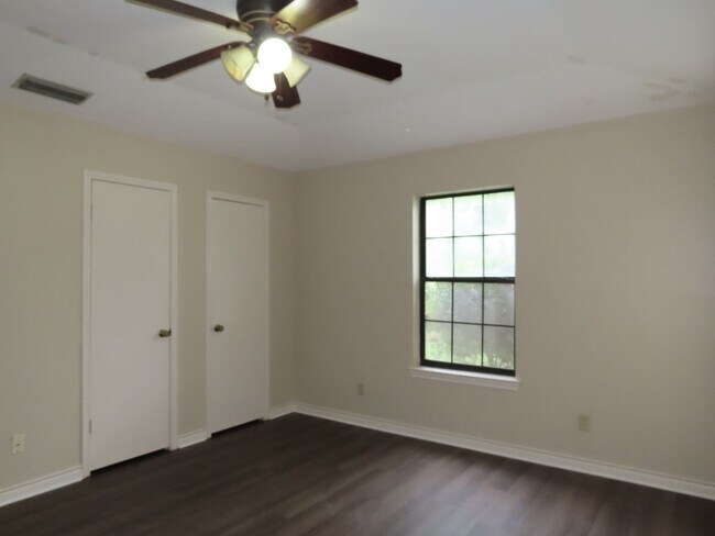 Building Photo - 808 Corey Dr
