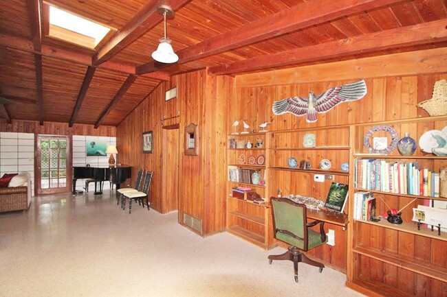 Building Photo - 408 Pine Tree Terrace