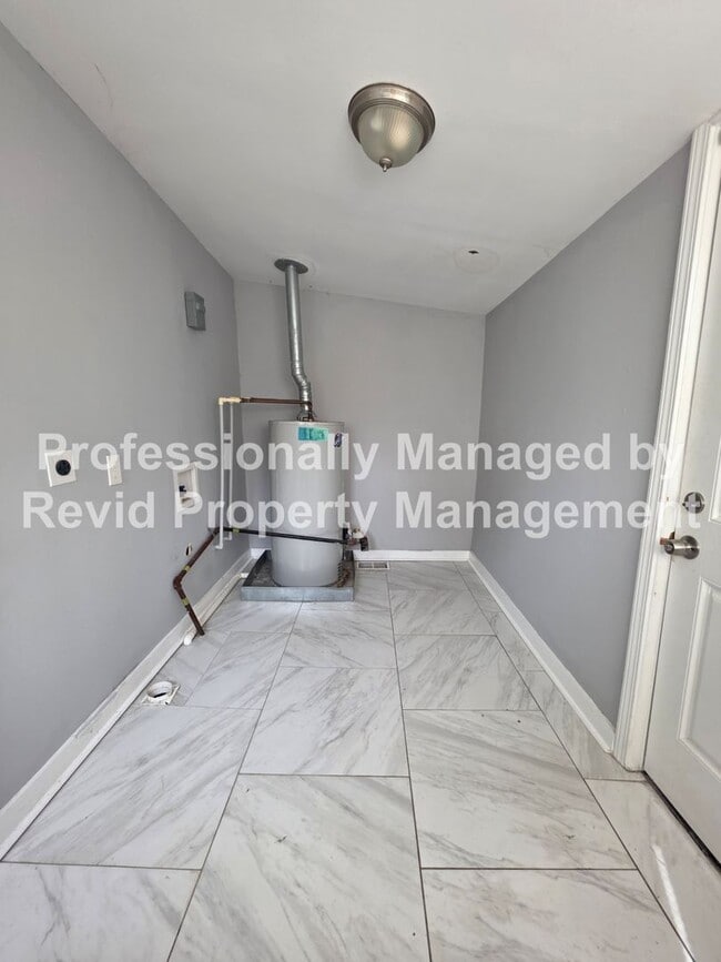 Building Photo - 3 Bed 1.5 Bathroom Home!!!!