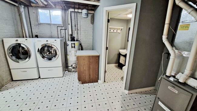 Building Photo - 3 Bed / 3 Bath Single Family Home
