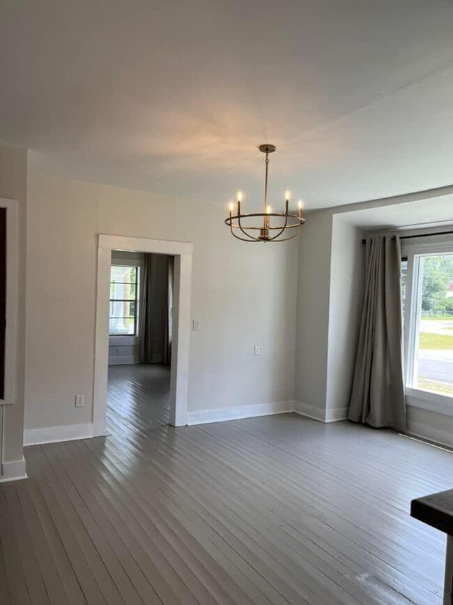 Building Photo - 145 Live Oak Ave W