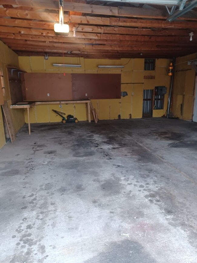 Building Photo - 3 Bedroom 2 Bath- House