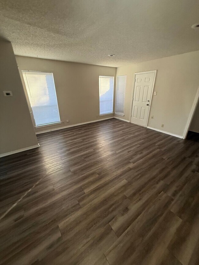 Building Photo - GLENBROOK6728-30