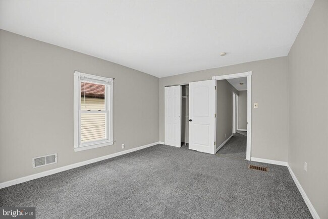 Building Photo - 1124 W Locust St