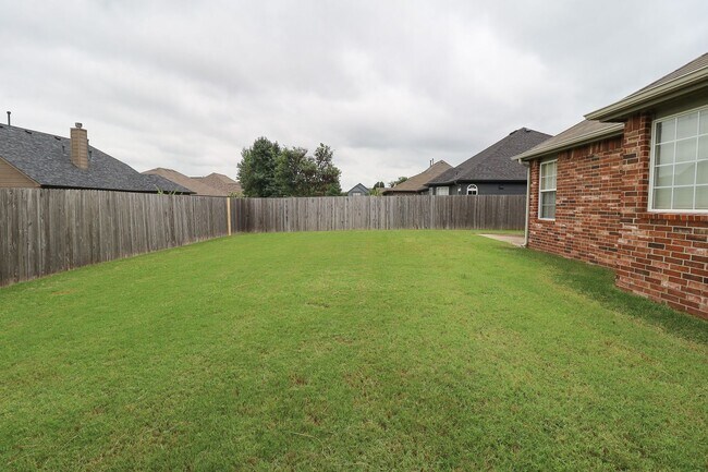 Building Photo - 3 bed | 2 bath in New Tulsa!