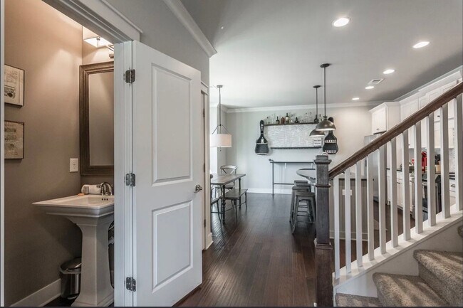 Building Photo - Belmont / Vanderbilt University Condo!!