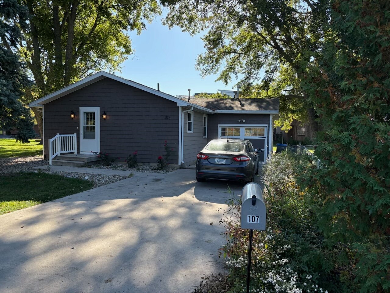 Building Photo - 107 Lakelawn Dr