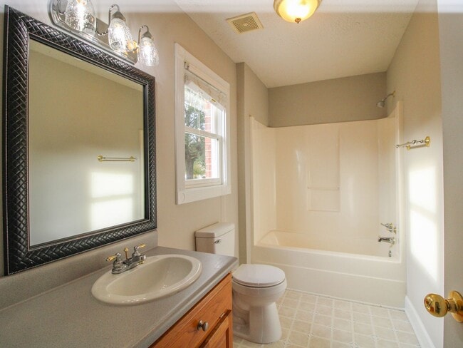 Building Photo - Spacious home!