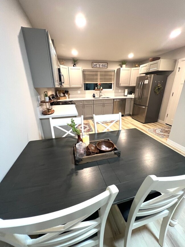 Building Photo - Beautiful 3 bed 2.5 bath Duplex Conveniently Located In Lebanon!