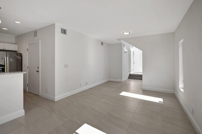 Building Photo - 1102 S 20th Ave