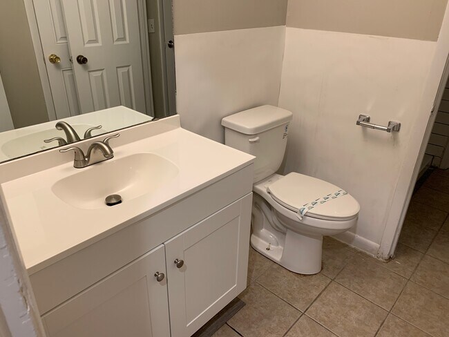 Building Photo - 812 Robin Hood Trail