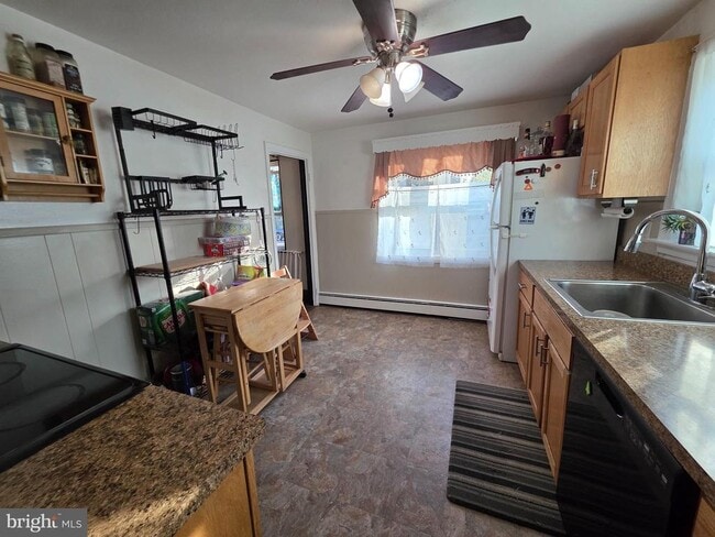 Building Photo - 14 Scarlet Ave