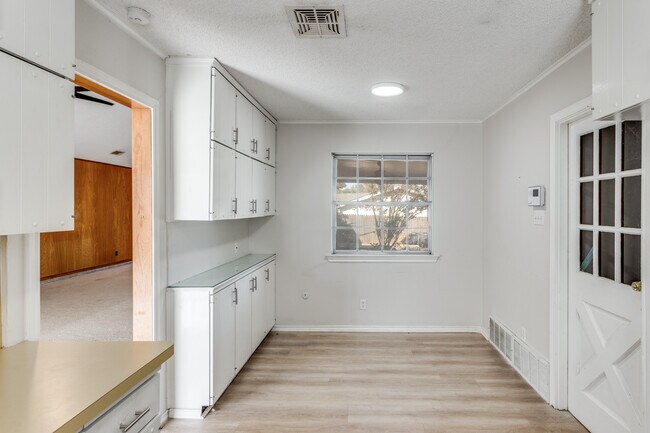 Building Photo - 6801 Lancelot Ct