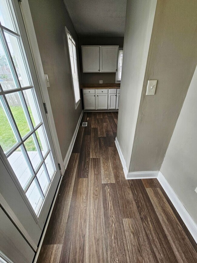 Building Photo - Available Now! 3 Bedroom Home with Central Air