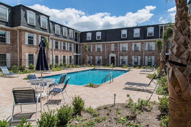 Building Photo - 359 N Post Oak Ln