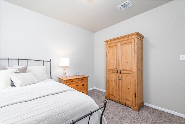 Building Photo - 10207 Six Shooter Ln