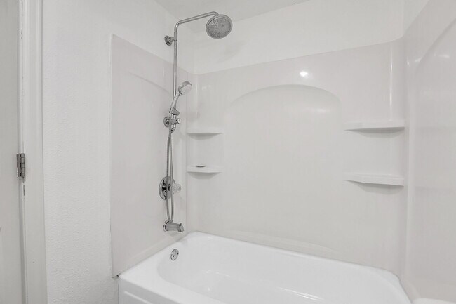 Building Photo - $1,195.95, 1-bed, 1-bath floor-level condo located in Aurora.