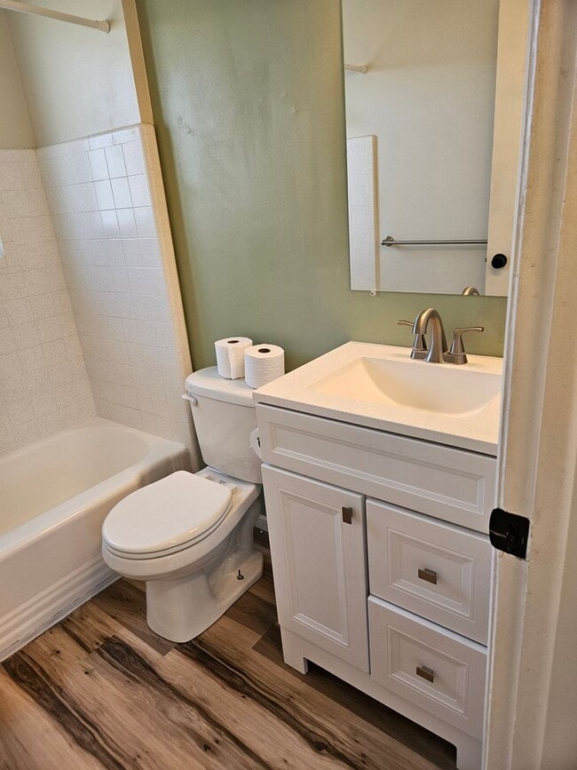 Building Photo - Spacious 4 Bed Bountiful Home | Central Location & Covered Parking