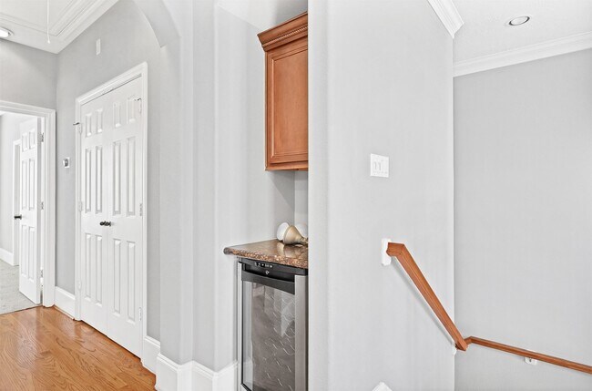 Building Photo - 1346 Studer St