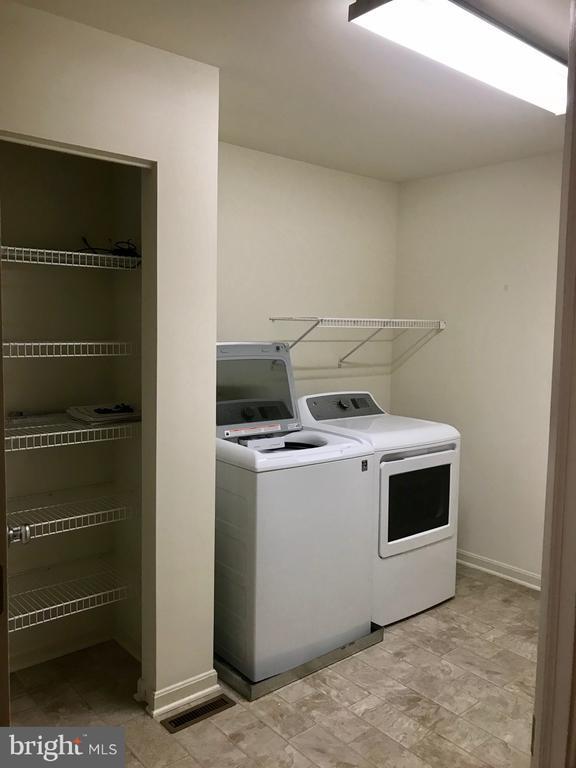 Building Photo - 2060 Deer Run Dr
