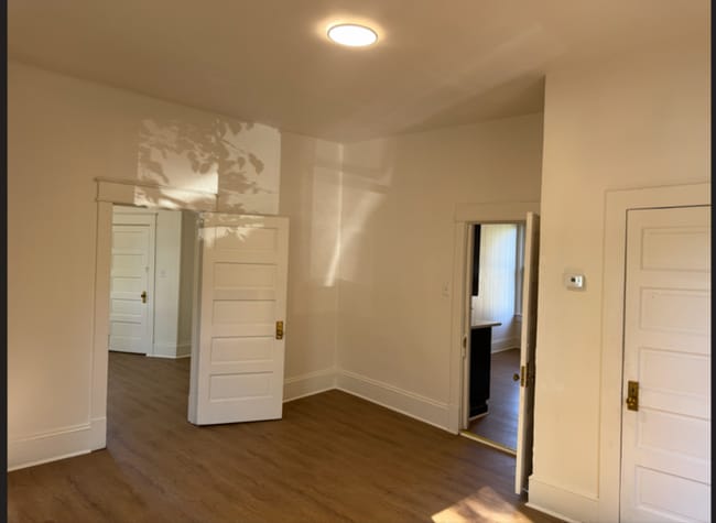 Building Photo - 2 Bedroom 1 bathroom