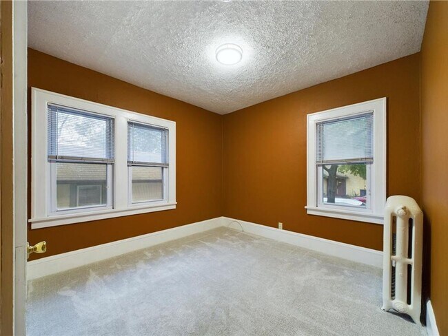 Building Photo - 6 Bedroom House Available Near Concordia University!