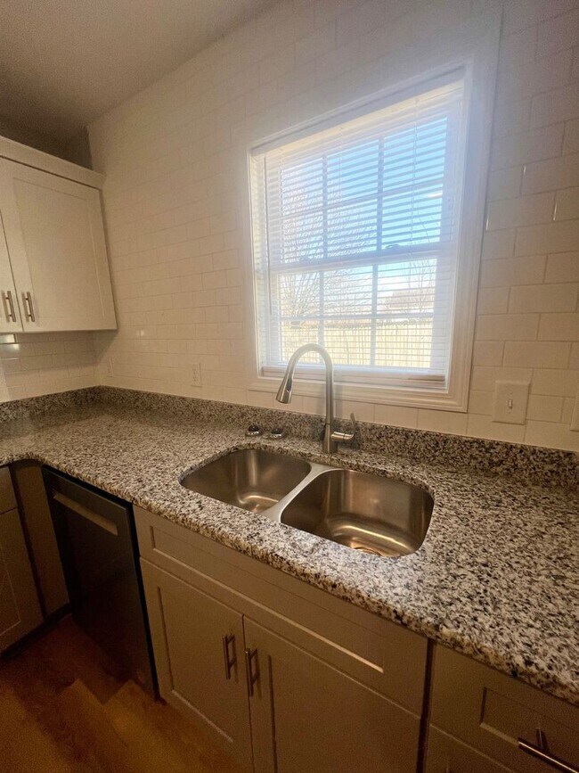 Building Photo - 317/319 E. GILBREATH STREET