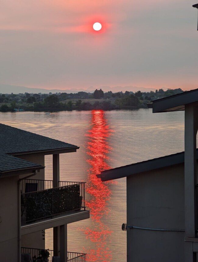 Building Photo - Sunset Shores - Condo For Rent