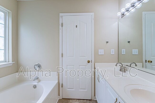 Building Photo - 8 Cotter Ln