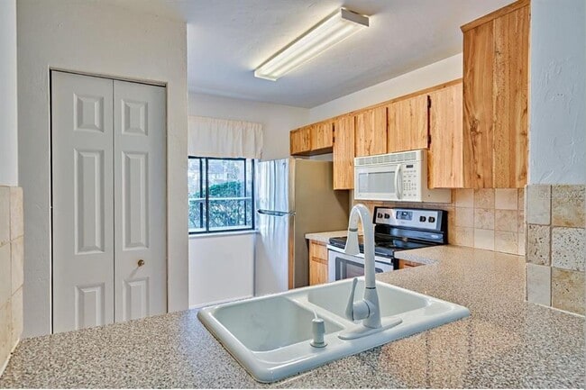 Building Photo - 6137 SW 8th Ln