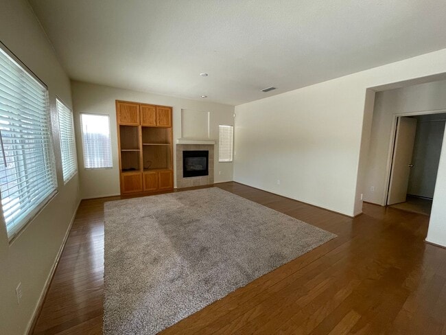 Building Photo - Large Two Story Home with Bonus Room, Cove...