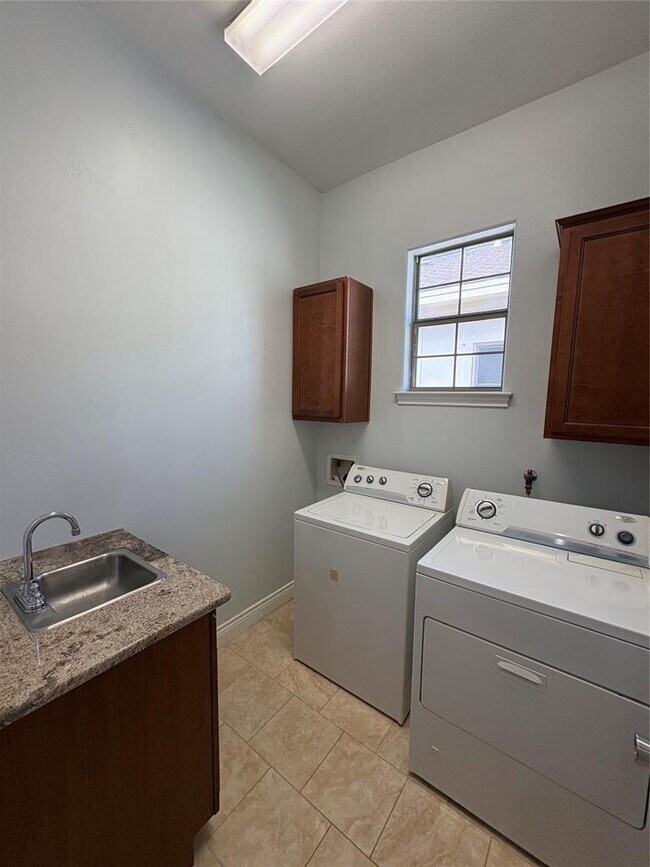 Building Photo - 3314 Thomas Kincheon St