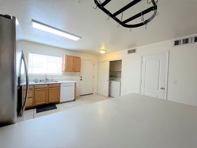Building Photo - Two bdrm Townhome for RENT in Paradise Val...