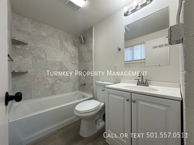 Building Photo - 904 W 25th St