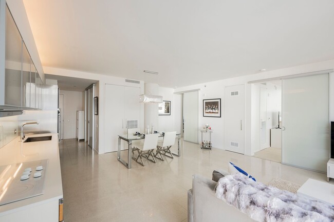 Building Photo - Luxurious premium corner unit nearly 1600 ...
