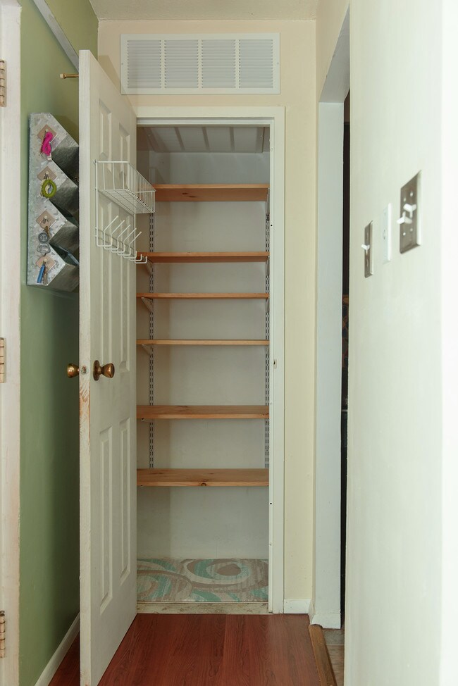 Building Photo - 280 Bridgewater Rd