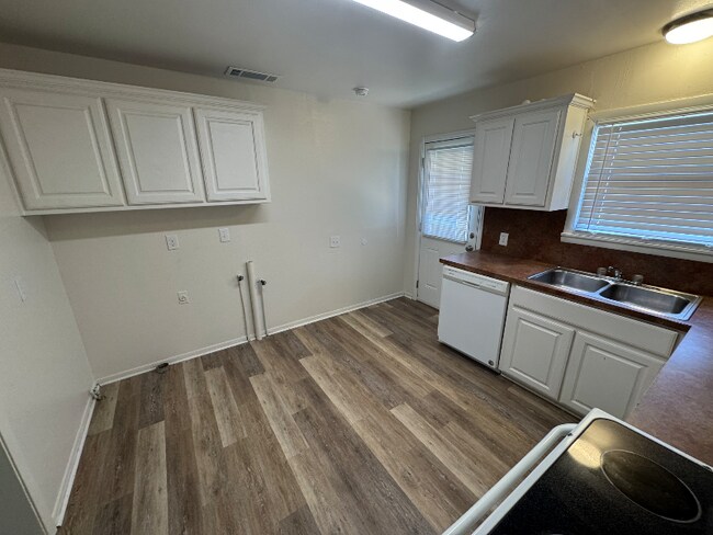 Building Photo - 4115 Hughes Dr