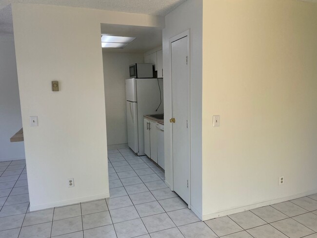Building Photo - Spacious 2 Bedroom, 1 Bath Apartment w/ 1 Car Covered parking and onsite laundry
