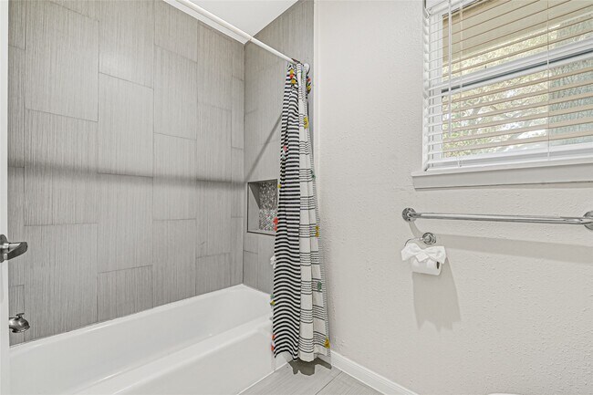 Building Photo - 5534 Loch Lomond Dr