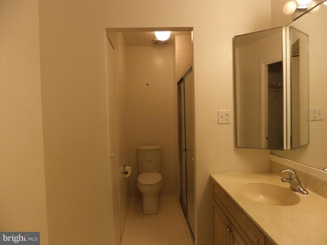 Building Photo - 1700 Oakwood Terrace