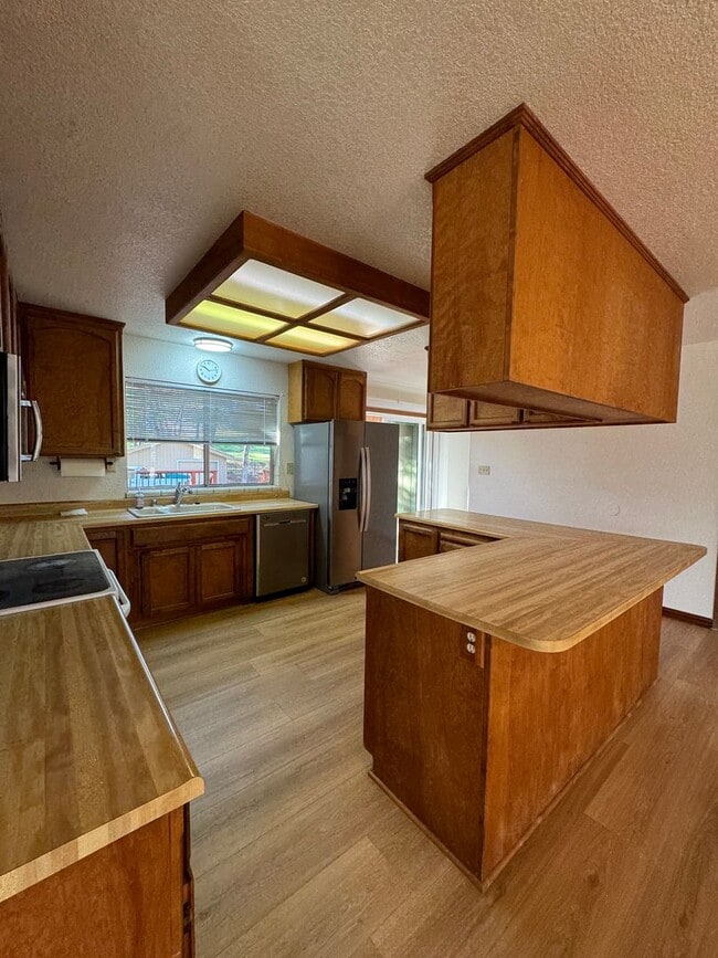 Building Photo - Beautiful Partial Lake View Home on the Go...