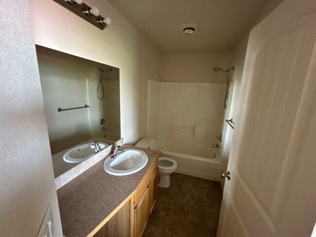 Building Photo - 2236 SW Reindeer Ave