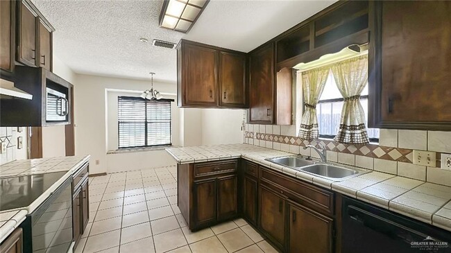 Building Photo - 14 Hummingbird Ave