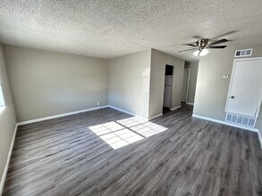 Building Photo - Fourplex one bedroom unit is ready to move...